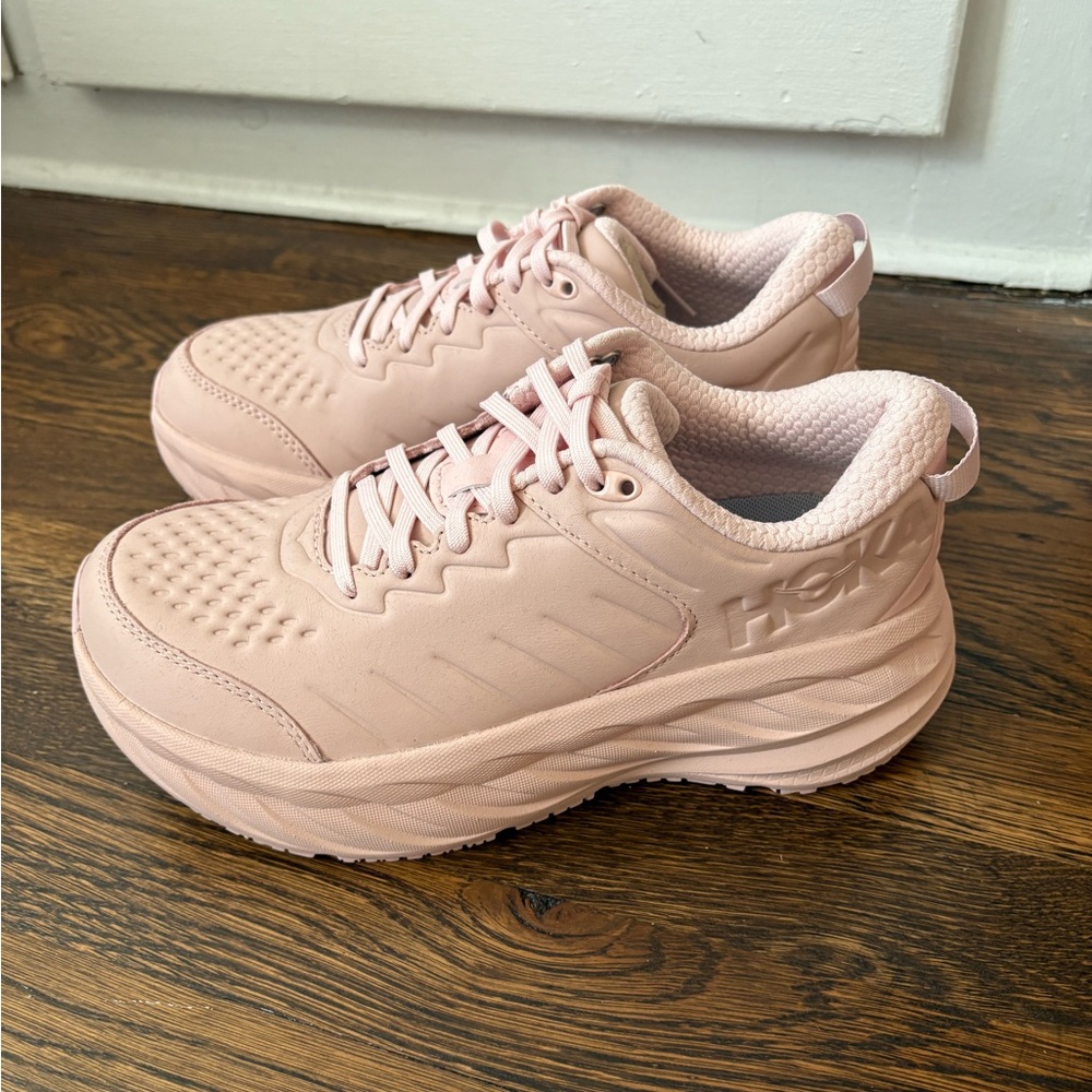 Hoka Bondi SR size 8D! In color peach. Never worn and in perfect condition.